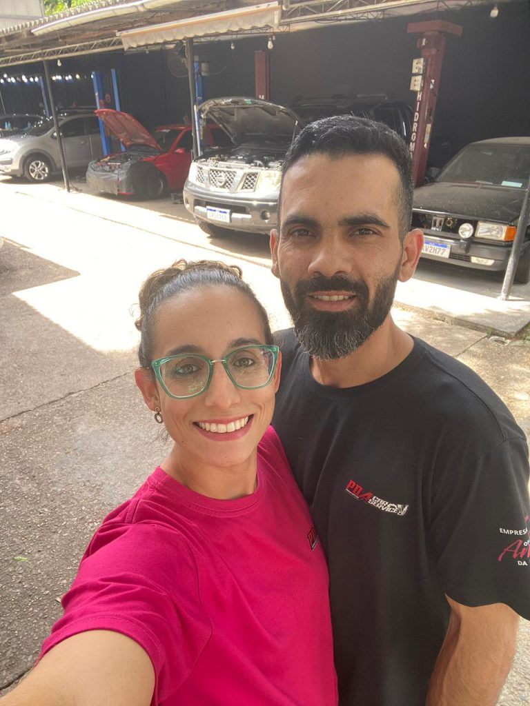 Imagem que mostra o Raphael e a Rafaela na oficina Opa Car Service.